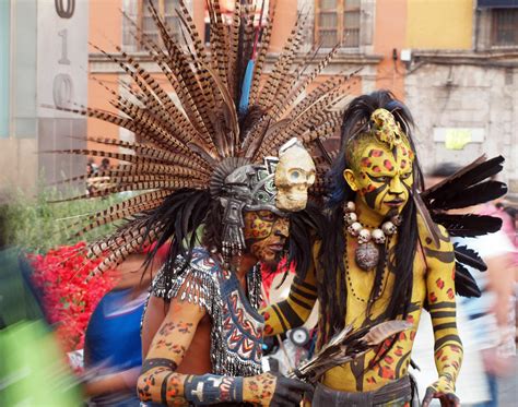 Estilo azteca - Vestimenta Azteca: Descubre su Estilo Único. Los aztecas eran conocidos por su rica cultura y estilo de vida único, incluyendo su vestimenta. La ropa tradicional de los aztecas estaba hecha de fibras naturales y de colores vibrantes, lo que les permitía mantenerse frescos en el clima cálido de México.. Los hombres usaban …